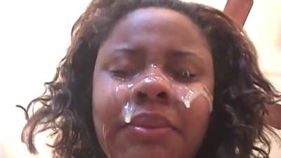 Czarna brazylijska dziewczyna dostaje cum na twarzy po seksie analnym z dużym kutasem